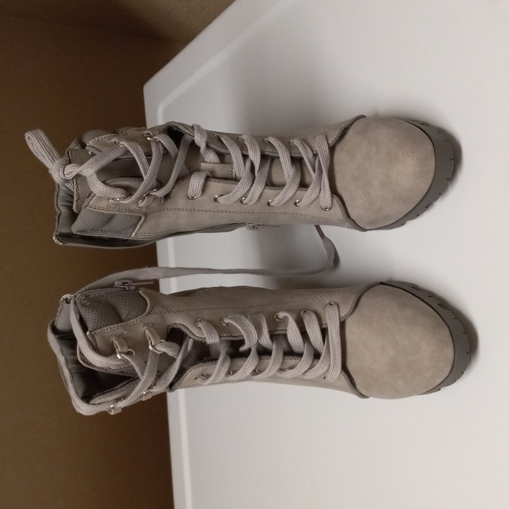 Ankle suede boots